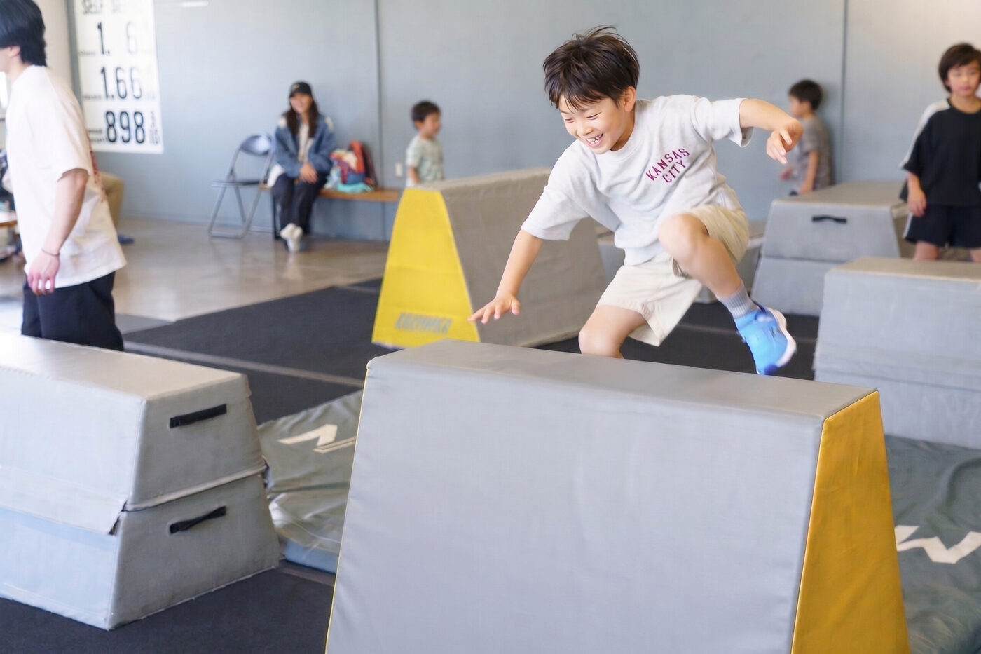障害物を越える子ども